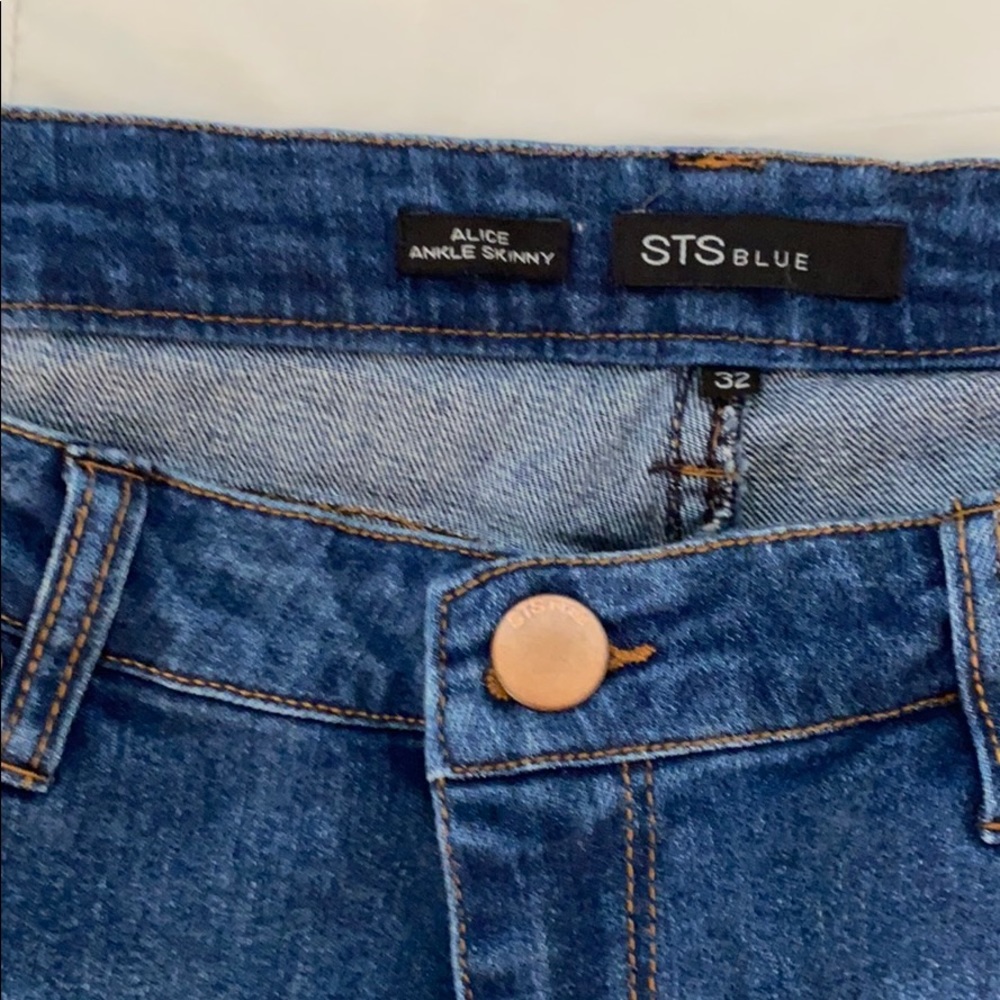 Lightly Ripped STS Blue jeans - Picture 2 of 6